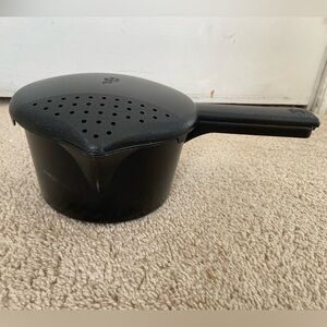 The Pampered Chef 4 Cup Micro Cooker Steamer Basket Strainer Black Handle 2776